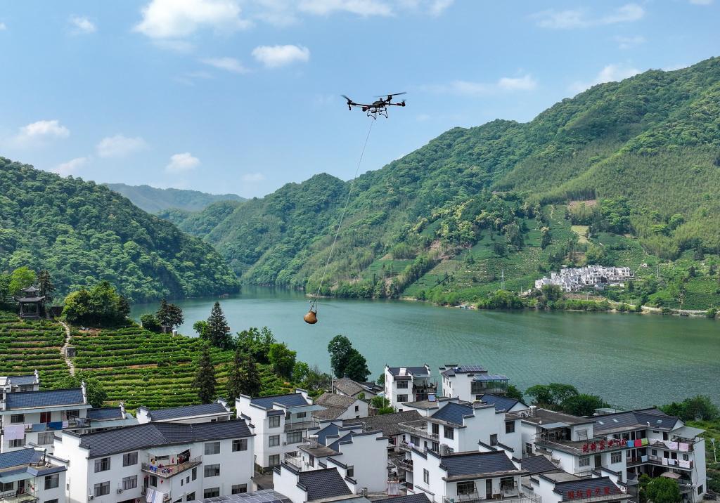 2024年4月27日,在安徽省黄山市黄山区新明乡猴坑村,运载无人机在山区运送货物(无人机照片)。新华社记者 杜宇 摄