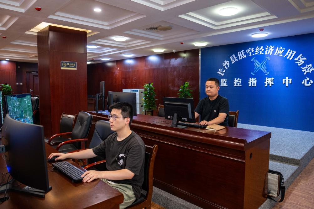 2024年5月7日,在长沙县低空经济应用场景监控指挥中心,技术人员在远程控制无人机起降和监控飞行安全。新华社记者 陈思汗 摄