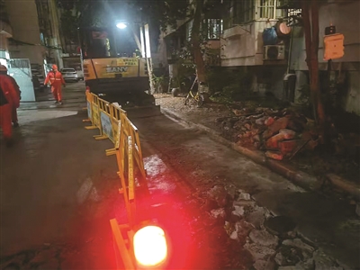 小区施工开挖的路面没有醒目标识 夜间没有照明警示设施 竹竿巷社区回复