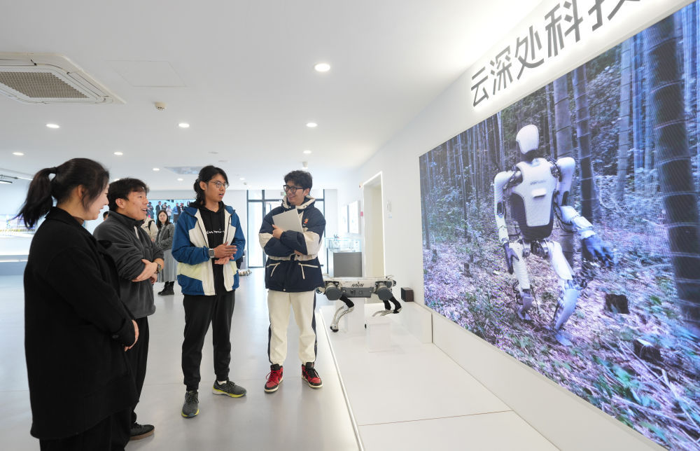 2月28日,杭州云深处科技有限公司技术支持团队的工程师为客户介绍一款人形机器人的应用。新华社记者翁忻旸 摄