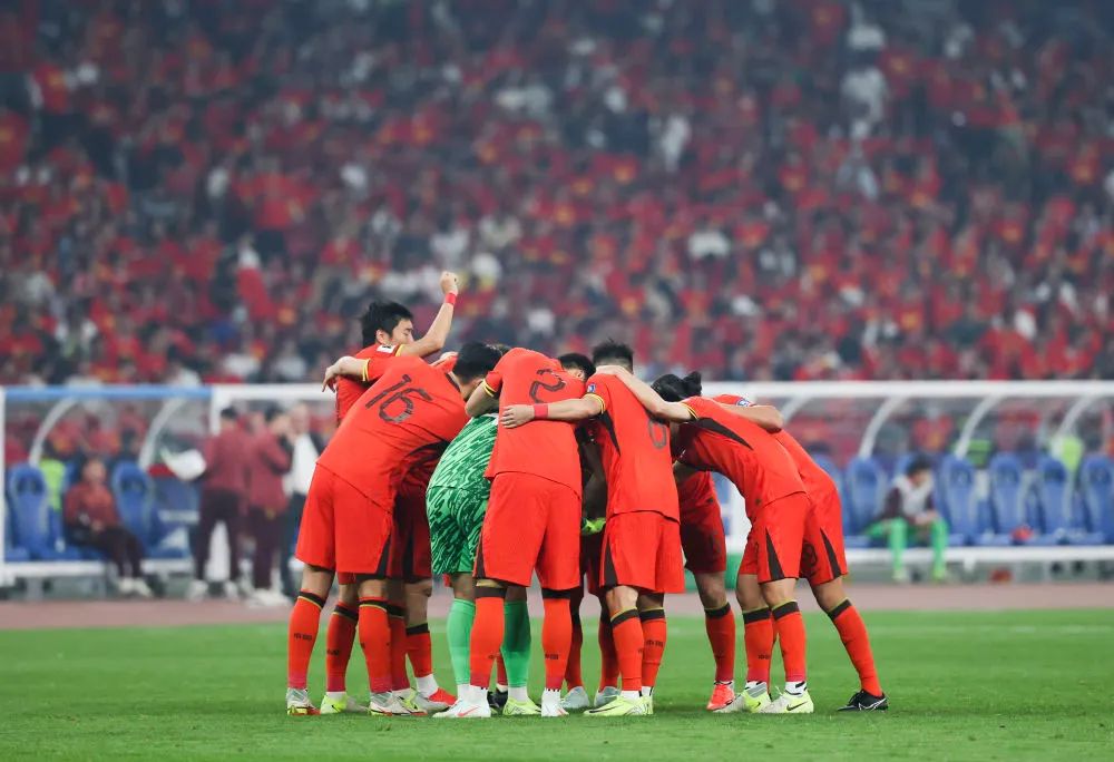 △ 3月25日,中国队球员在2026年美加墨世界杯亚洲区预选赛18强赛C组第八轮比赛下半场开始前加油鼓劲。新华社记者 张晨 摄