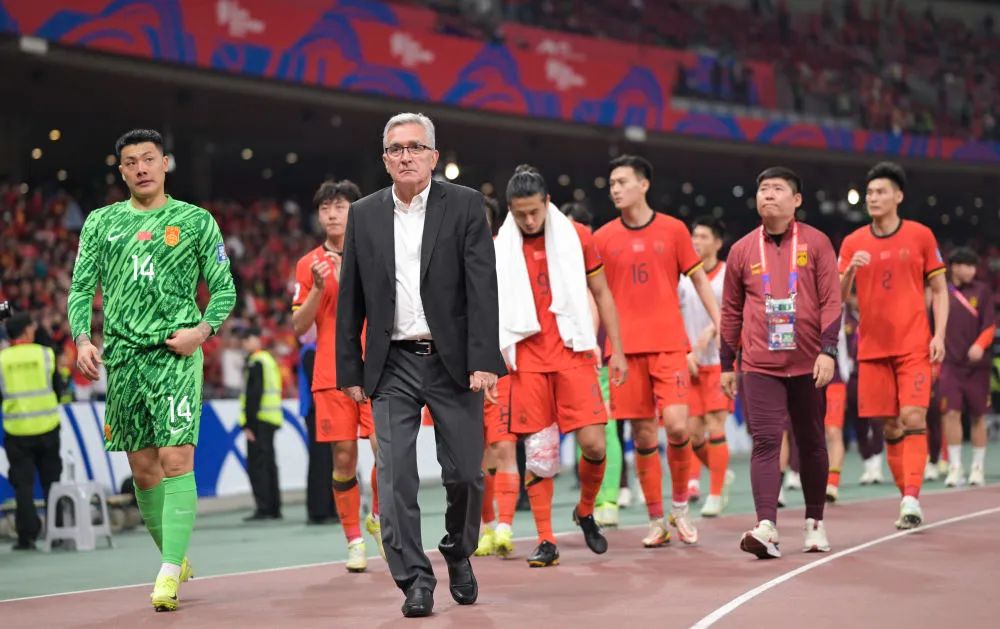 △ 3月25日,中国队主教练伊万科维奇(前右)与球员在比赛后。新华社记者 江汉 摄