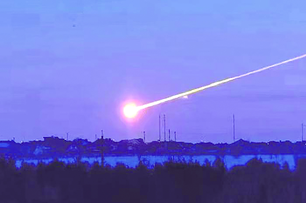 传来一声巨响 夜空亮如白昼 巨大火流星飞过广东茂名上空