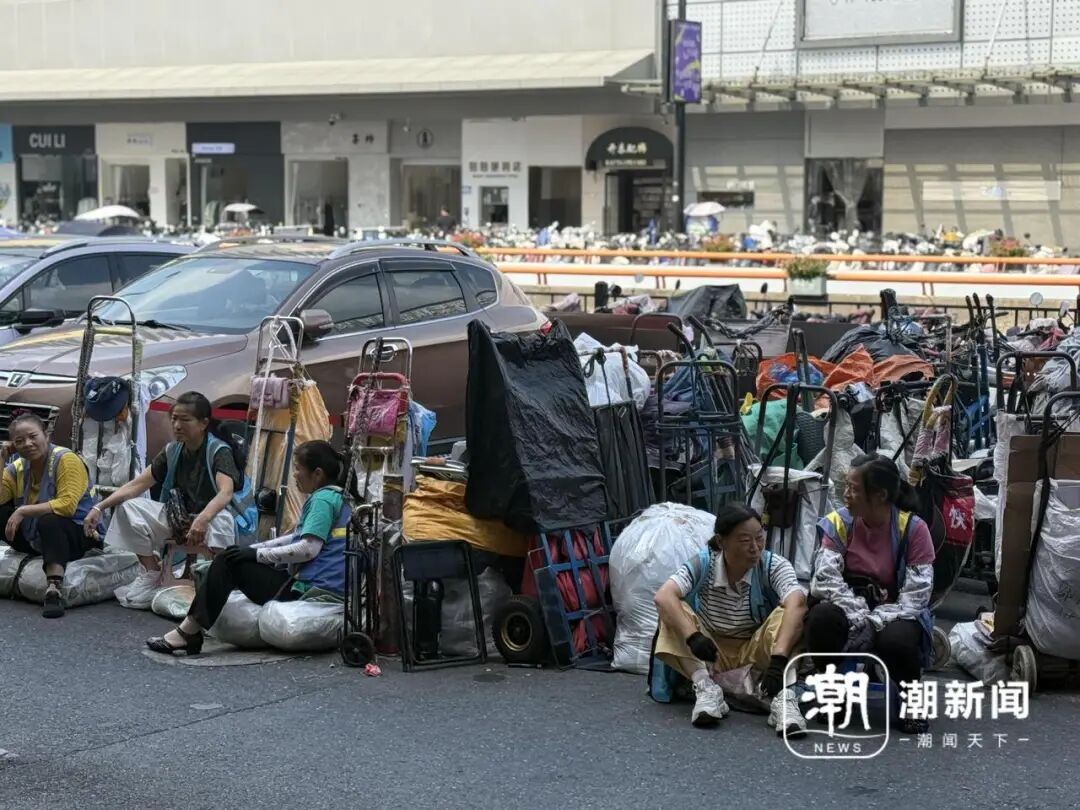 市场门口等待派单的拉包工们。记者 戴佳轶 摄
