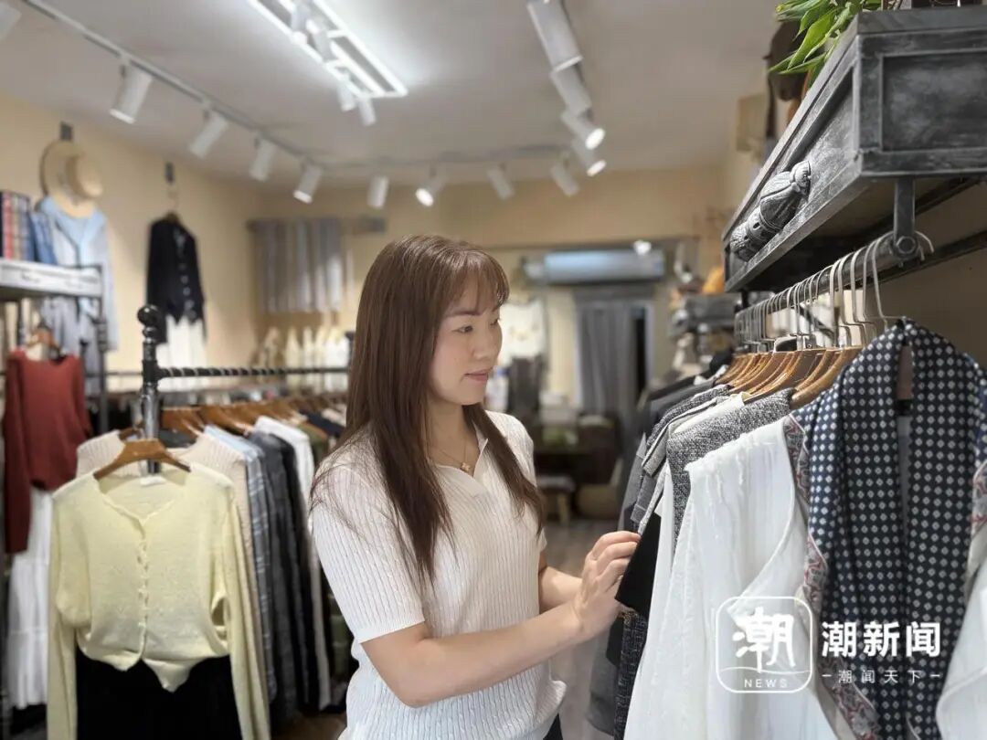 方媛正在整理货架。记者 戴佳轶 摄