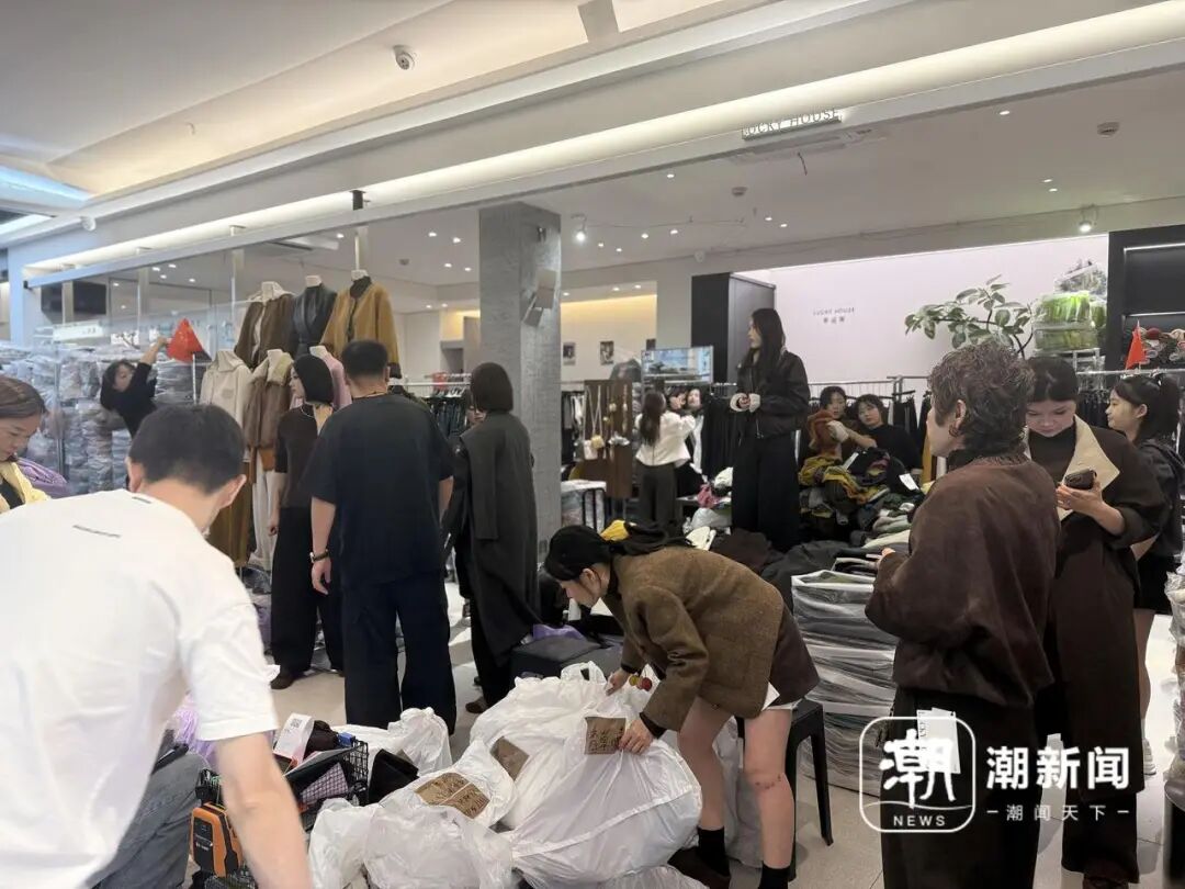 档口忙得热火朝天。记者 戴佳轶 摄