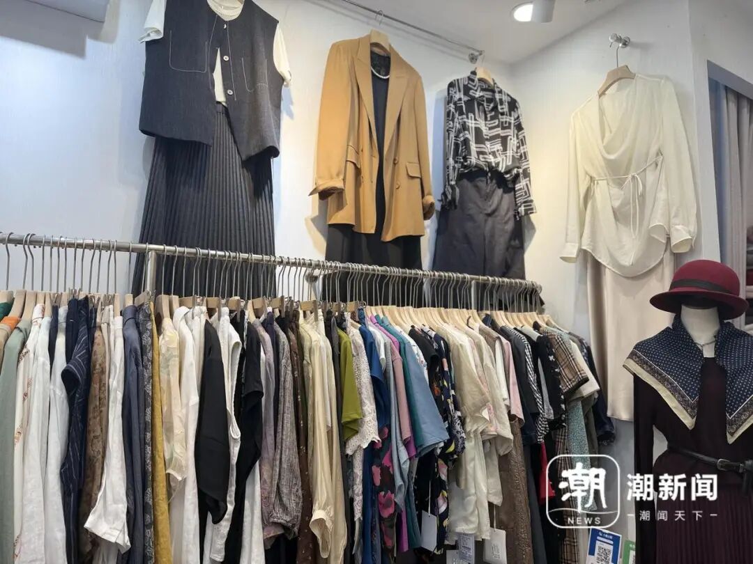 大部分服装店里以轻薄秋装为主。记者 戴佳轶 摄