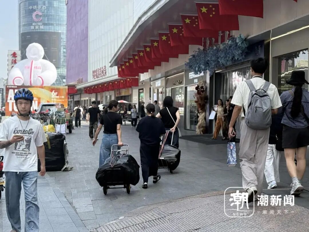 四季青门口来往的人群。记者 戴佳轶 摄