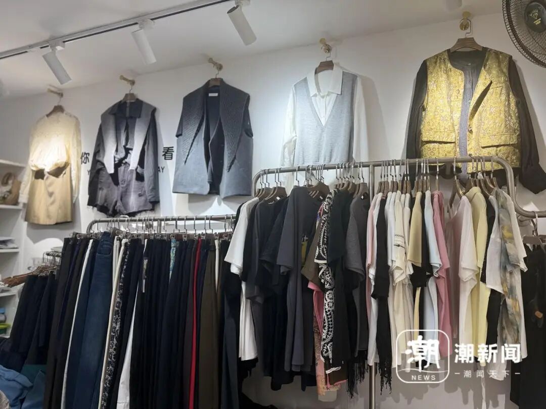 周姐店里还挂着部分短袖衣服。记者 戴佳轶 摄