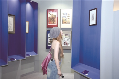 游客在欣赏罗丹的《男子侧面》