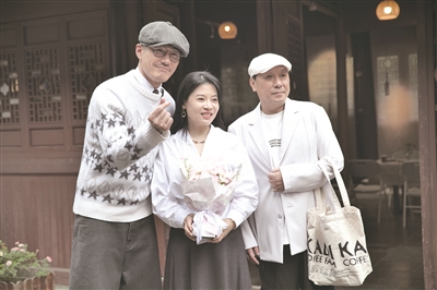 胡兵、卢文丽与应豪(从左到右)