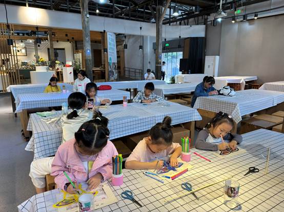 图片包含 室内, 桌子, 人, 读 AI 生成的内容可能不正确。