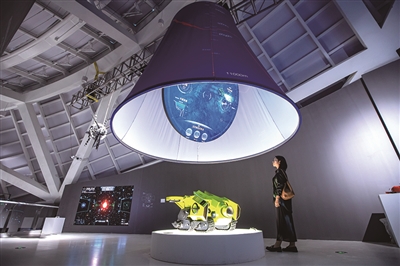 《深海智能无人潜航器》 摄影 记者 陈中秋