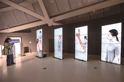 《非此地,非此时》