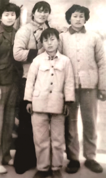 左起:六妹、五妹、七弟、丁雪莲
