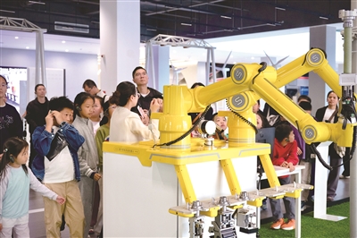 室外带电作业机器人