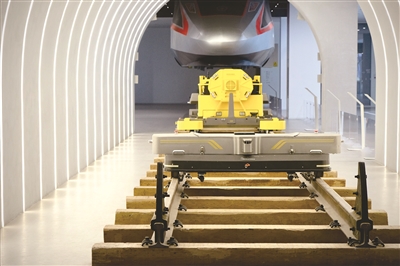 给地铁做体检的“线路综合巡检机器人”