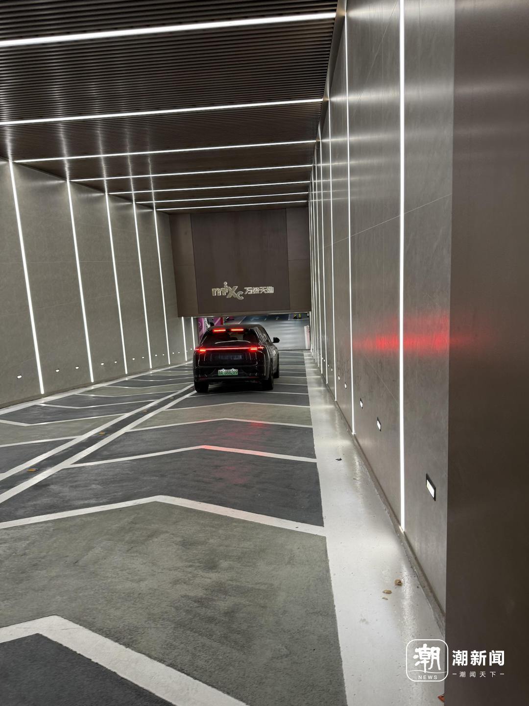 下车库的路上。记者 章然 摄