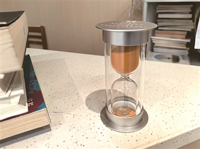 萧山图书馆的沙漏,上面写着“暂时离开,请倒置于桌面计时,计时结束,其他读者有权使用该座位”。