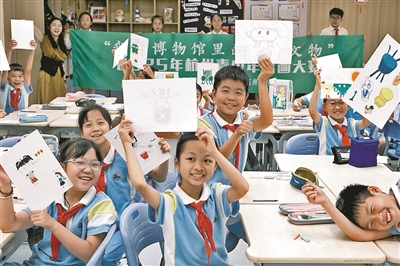 崇文实验学校的孩子在李老师的指导下完成考古绘画创作。