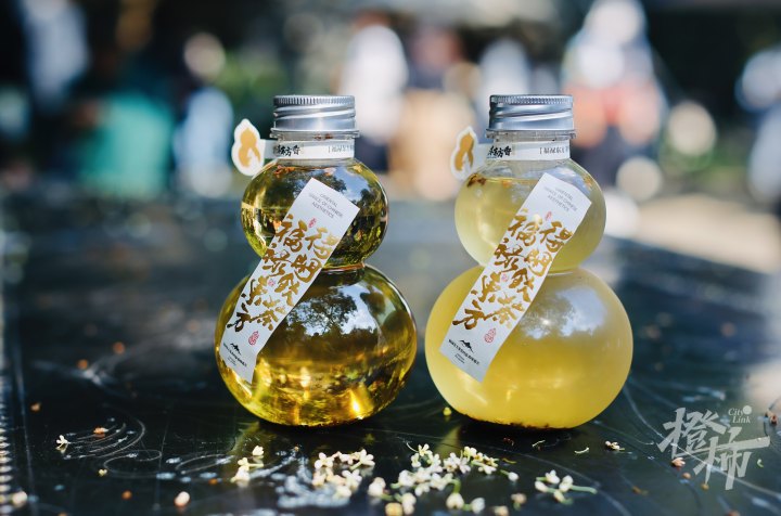 天气晴好,石屋洞赏花。记者江玥 摄