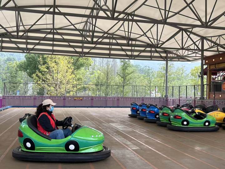 工作人员在测试碰碰车