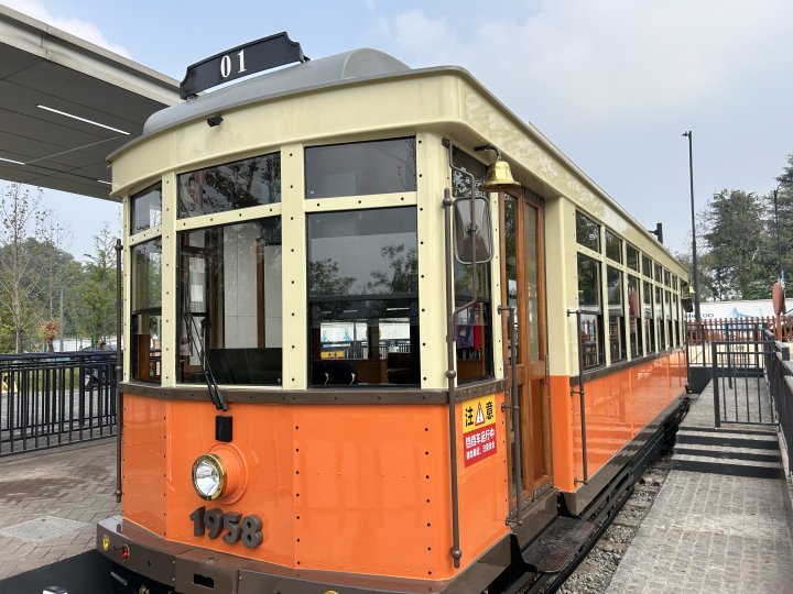 铛铛车的车头标有“1958”的字样