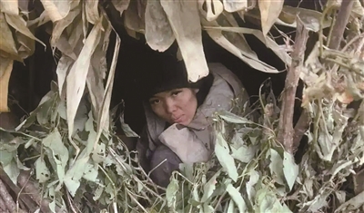 杨朝芹躲在自己搭建的庇护所