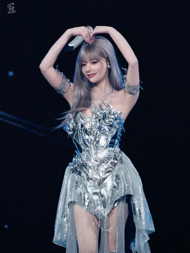 苗圣爱为歌手黄霄雲制作的巡演服装 配图3