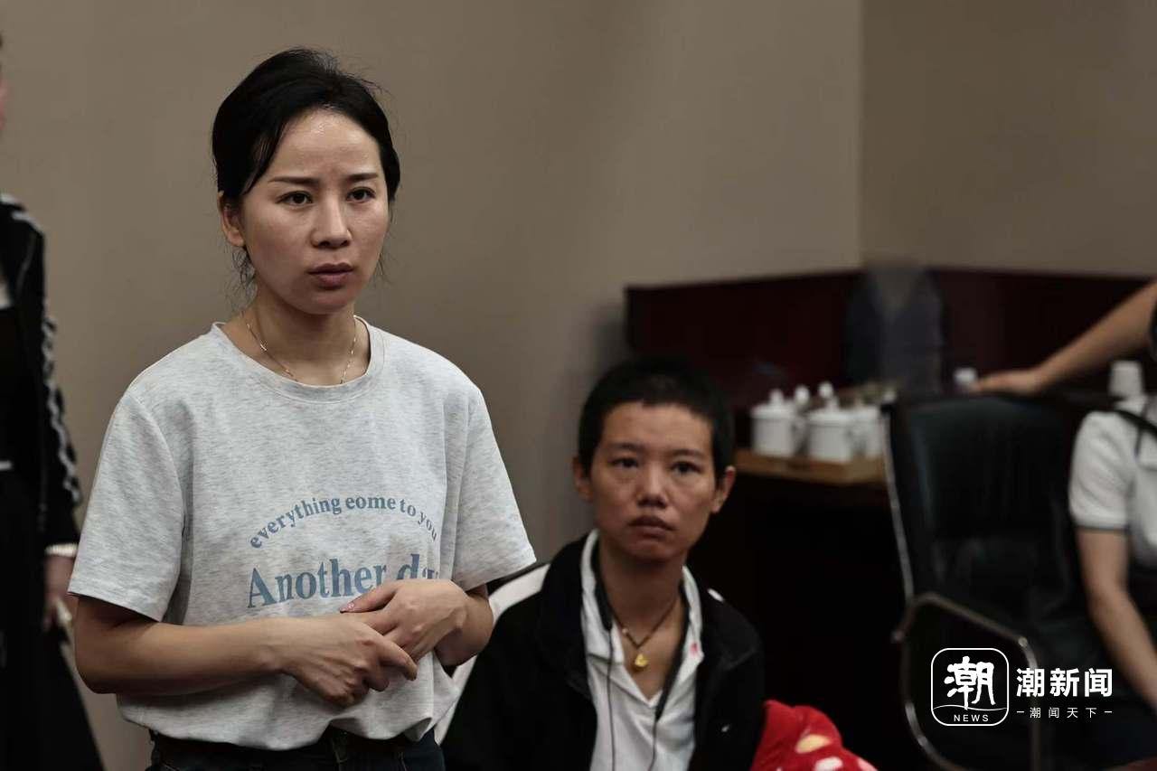 杨宁宁(右)坐在轮椅上 潮新闻记者 于诗奇 摄