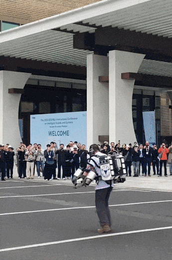 △此前,焦博静在杭州国际博览中心上空展示飞行背包。