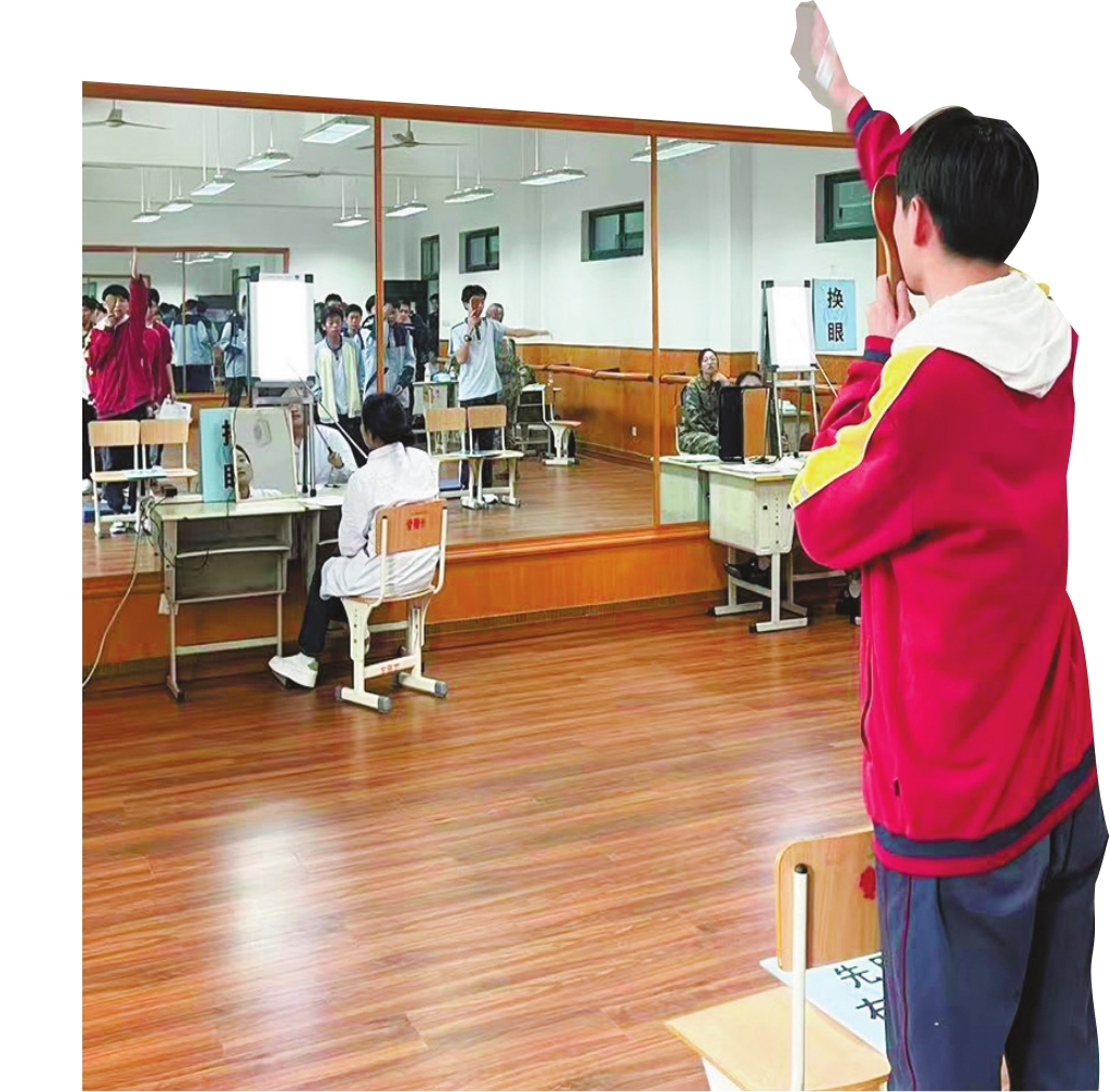 学生正在进行招飞视力检测
