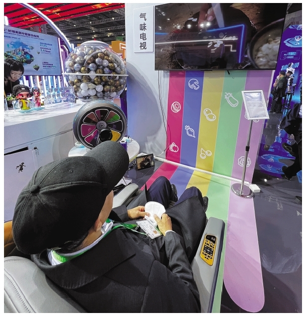 连接了电视机的“气味打印机”传来阵阵巧克力的香味,引得观众食欲大增。