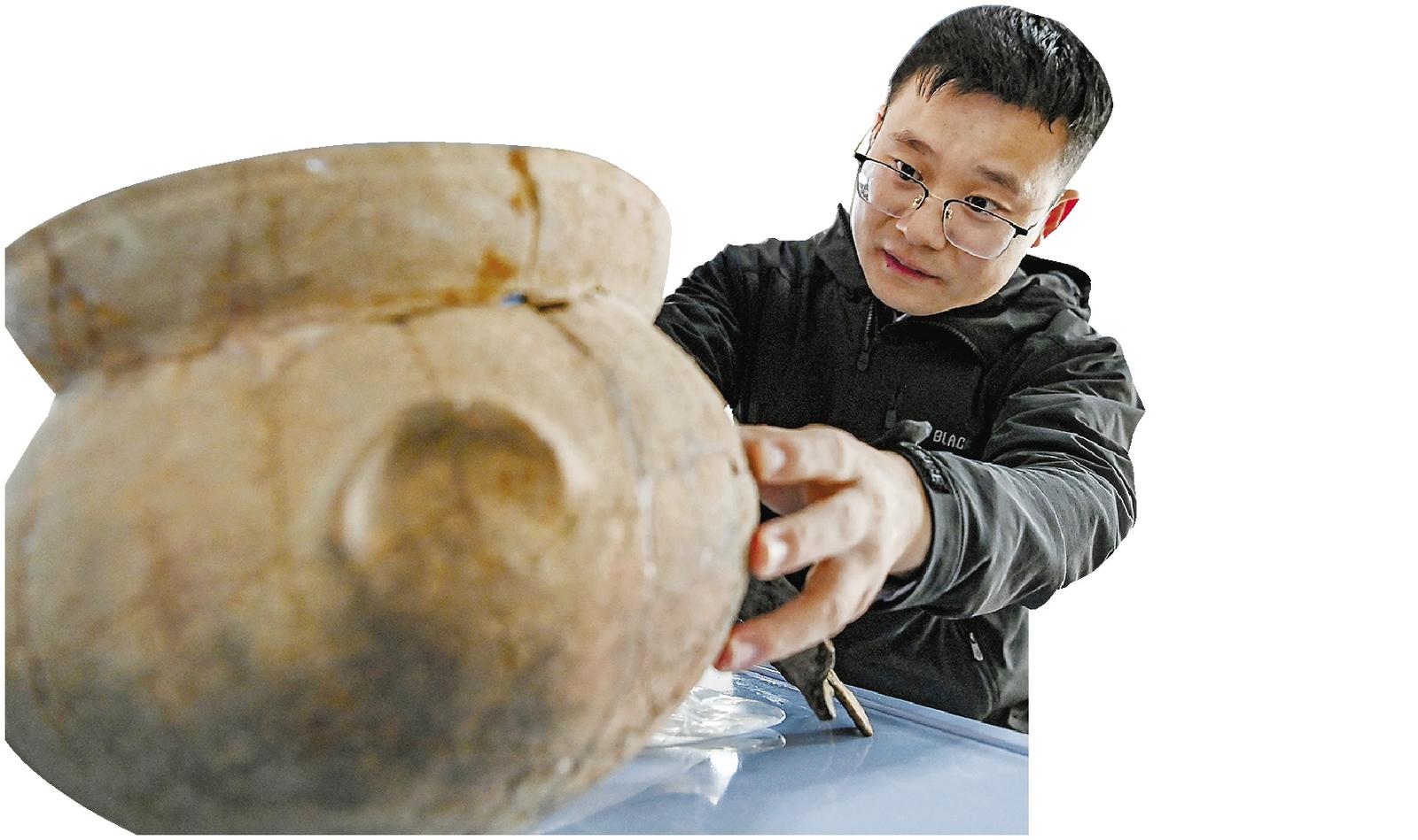 李冰介绍沈家里及邻近赵家墩遗址出土的文物。