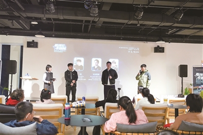 三位科学家在科学沙龙环节回答观众提问