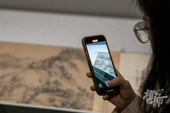 11月10日,媒体记者在浙江省博物馆之江馆区参观拍摄《富春山居图·剩山图》。