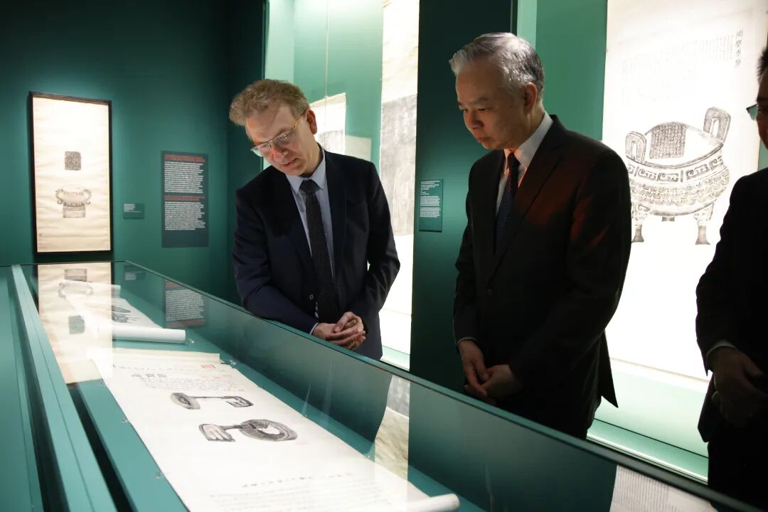 陈力公使参观展览