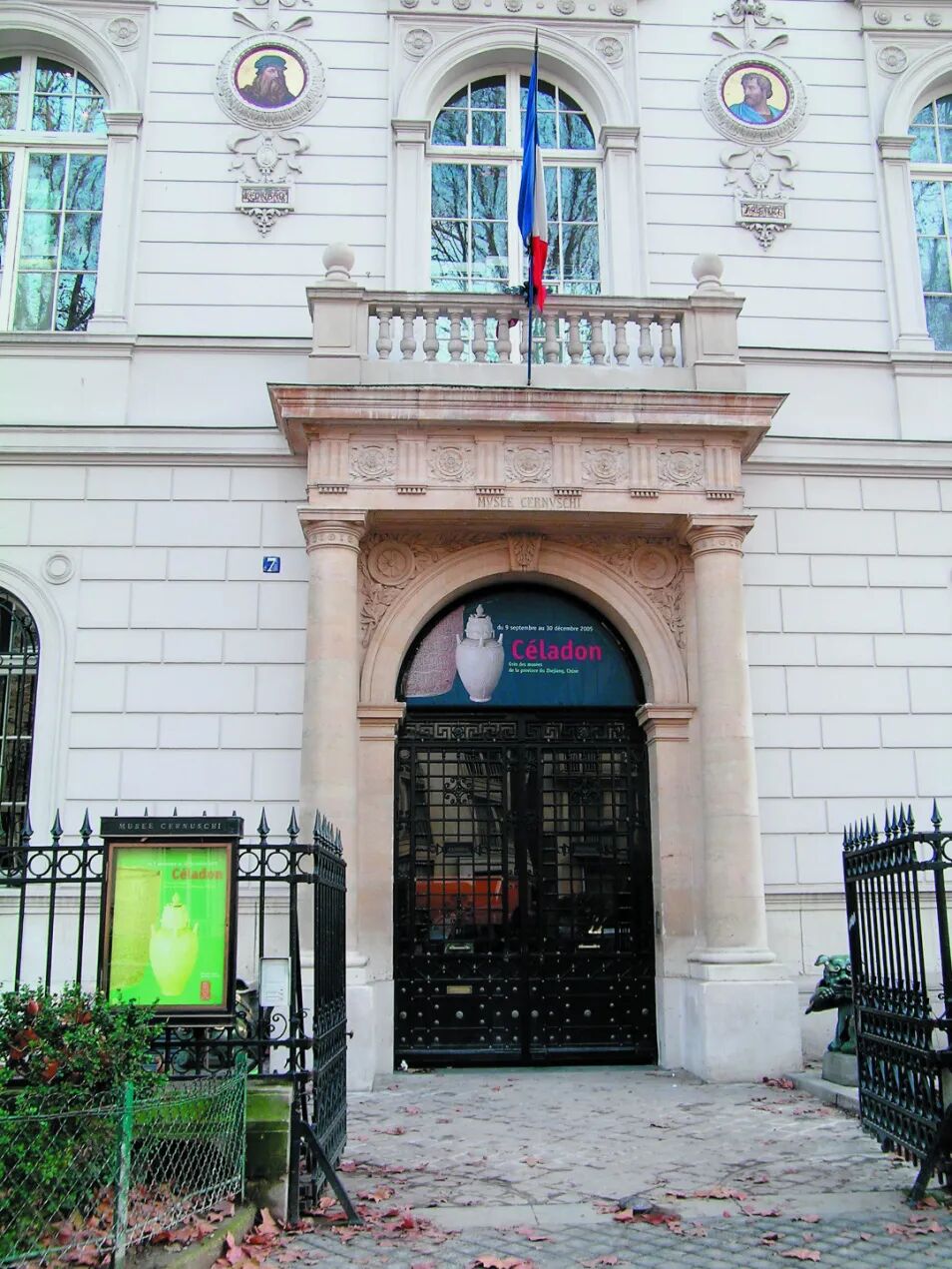 2005年赛努奇博物馆举办“浙江青瓷展”时的大门