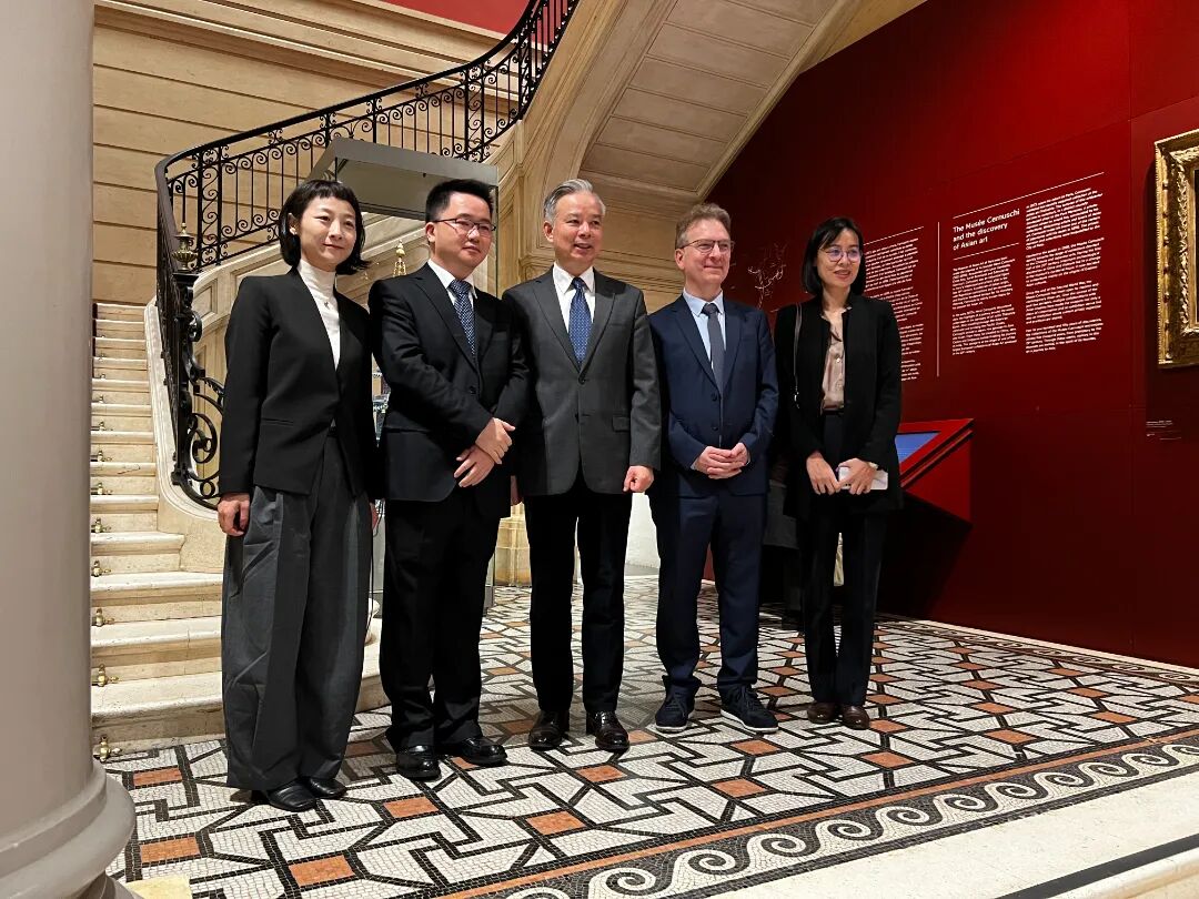 ▲ 中国驻法国大使馆公使陈力(居中)、文化参赞王茵(右一)、赛努奇博物馆馆长易凯(右二)与浙博代表团合影