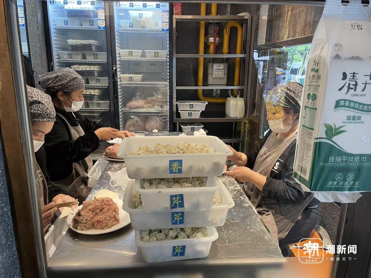 全透明的操作间,烧卖馄饨都是现包的。潮新闻记者 章卉 摄