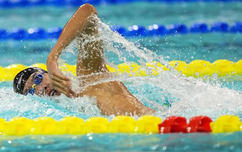 2025年11月10日,山东队选手张展硕在男子400米自由泳决赛中。新华社记者 杜宇 摄