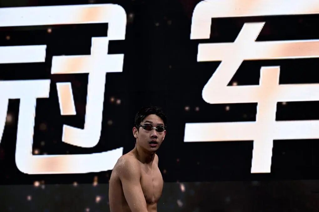 2025年5月24日,张展硕在比赛后。当日,在广东深圳举行的2025年全国游泳冠军赛男子1500米自由泳决赛中,山东洲克队选手张展硕获得冠军。 新华社记者 夏一方 摄