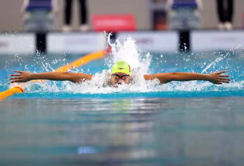 2025年3月23日,山东洲克队选手张展硕在男子400米个人混合泳决赛中。最终他以4分13秒40的成绩获得冠军。当日,2025年全国春季游泳锦标赛在青岛国信体育中心闭幕。 新华社记者 雒圆 摄