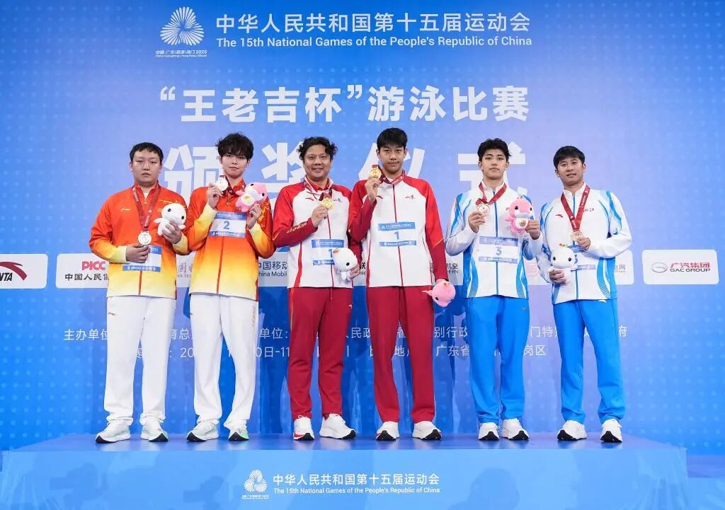 2025年11月10日,获得冠军的山东队选手张展硕(右三)、获得亚军的湖北队选手徐海博(左二)、获得季军的浙江队选手费立纬(右二)在颁奖仪式上和教练合影。新华社记者 杜宇 摄