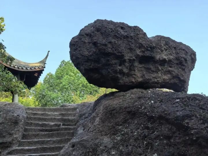 宝石山上球状风化产物