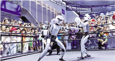 今年9月,第四届全球数字贸易博览会在杭州举办。图为宇树科技人形机器人在擂台上“打拳击”。