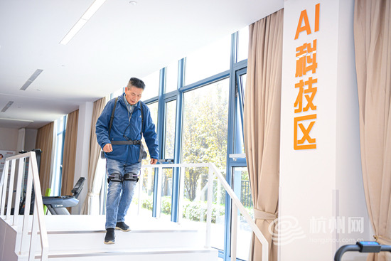 徐先生穿戴好外骨骼机器人进行上下楼梯体验