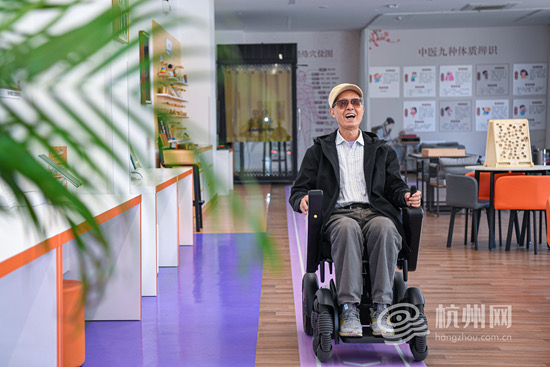 市民正在体验智能代步机器人