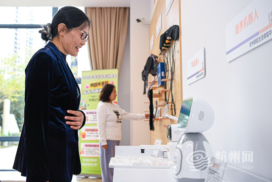 市民正在跟康养机器人对话,进行在线就诊