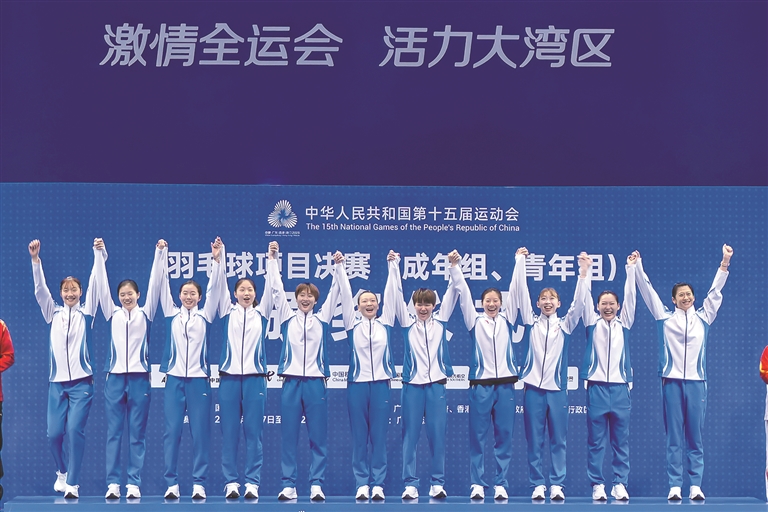 浙江羽毛球女队在颁奖仪式上欢庆。特派记者 丁以婕 摄